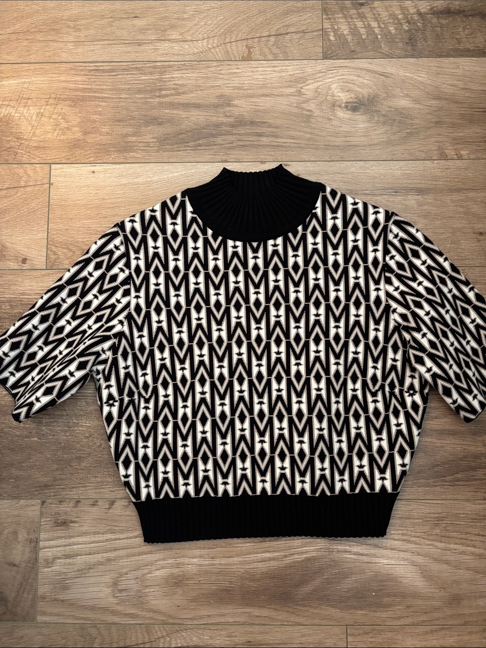Mackage CAIA-MG is a form-fitting, cropped knit top
